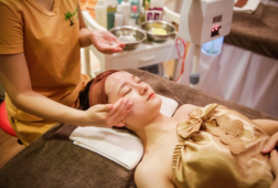 Tại Sao Phụ Nữ Nên Chăm Sóc Da Spa Thay Vì Tự Làm Ở Nhà?