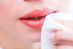XĂM MÔI BỊ NỔI MỤN NƯỚC UỐNG THUỐC GÌ? NGUYÊN NHÂN & CÁCH XỬ LÝ HIỆU QUẢ