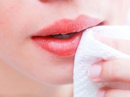 XĂM MÔI BỊ NỔI MỤN NƯỚC UỐNG THUỐC GÌ? NGUYÊN NHÂN & CÁCH XỬ LÝ HIỆU QUẢ